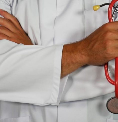Izba Przyjęć zdjęcie lekarza ze stetoskopem
